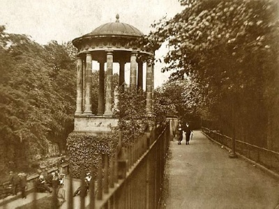 St Bernards well in 1926 with a clear view of the well from the walkway